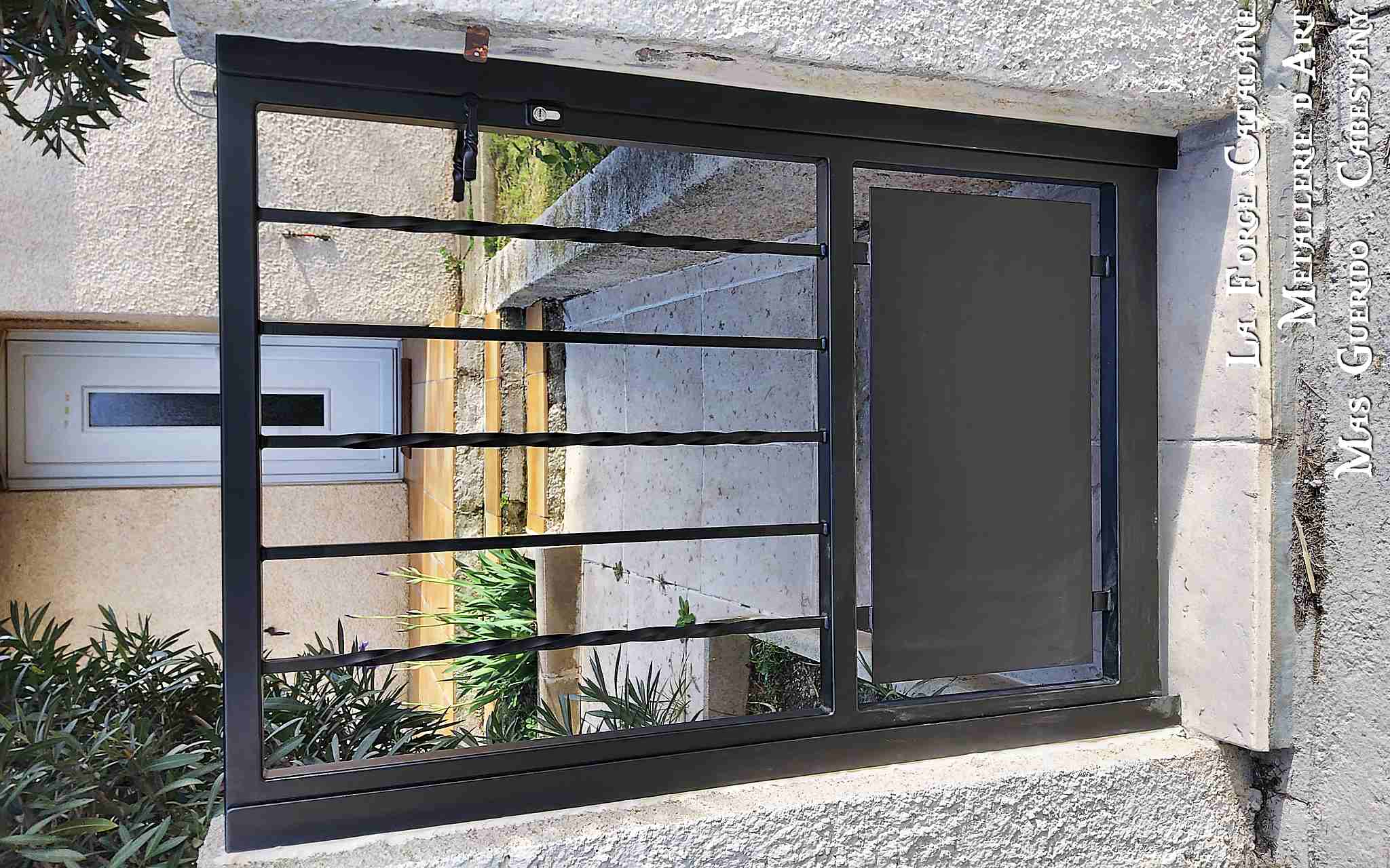 portillon barreaudage droit alterne de torsade soubassement tole forge catalane.jpg